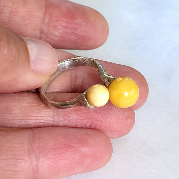 Srebrny pierścionek z otwartą obrączką z bursztynem bałtyckim w kształcie kulek Luna Duetta Amber