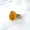 aurea02-pierscionek-bursztyn11s Pierścionek Aurea 02 z kolekcji Aurea Amber z naturalnym bursztynem — widok boczny, obrączka i bursztyn o surowym wykończeniu.